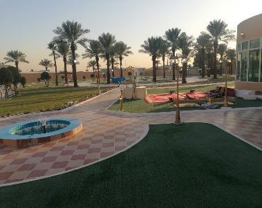 مساحات خضراء واسعة تحيط بالفلل في منتجع رشوش